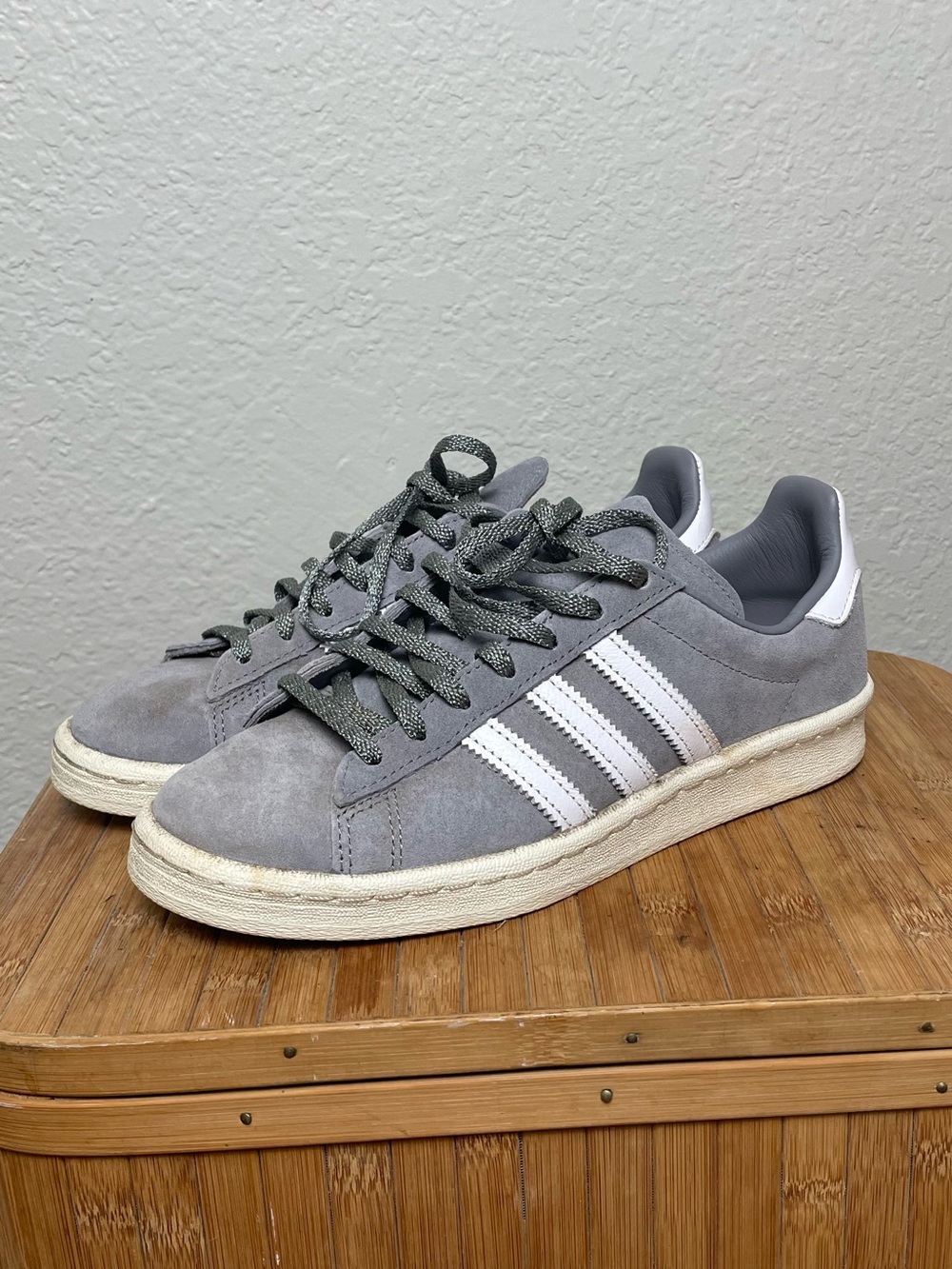 adidas Originals Campus 80s Sneakers
Grey Suede / Cloud White / Off White